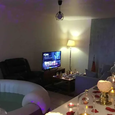 Cosy Private Jacuzzi Spa Apartment In Paris *