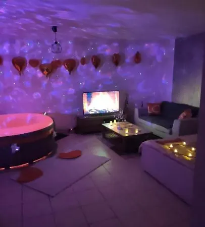 Cosy Private Jacuzzi Spa Apartment In Paris *